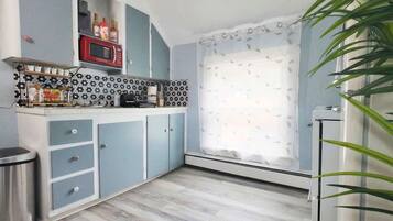 Kylskåp, mikrovågsugn, ugn och spishäll