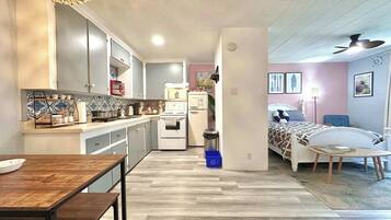 1 dormitorio, tabla de planchar con plancha, wifi y ropa de cama