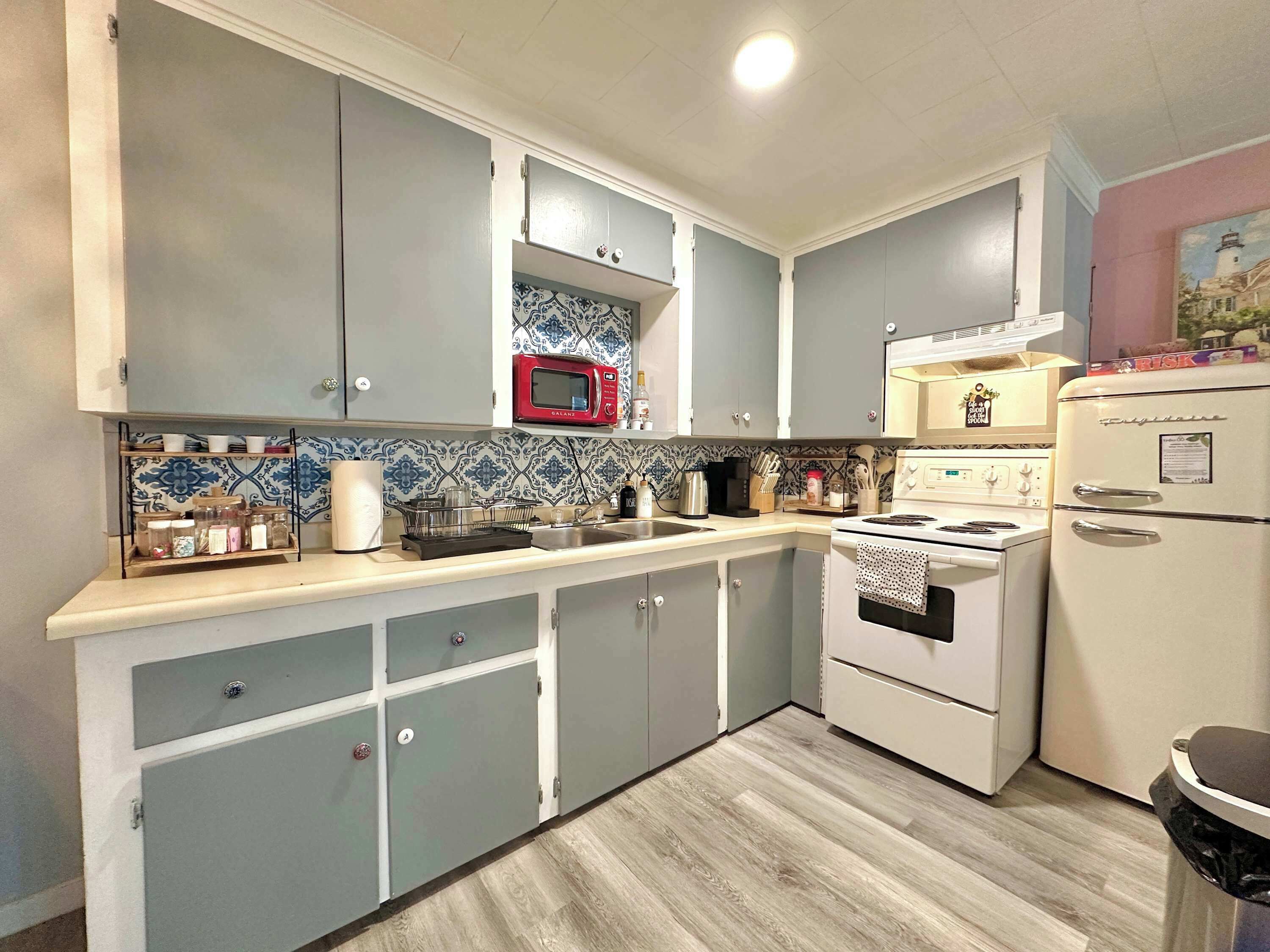 Fridge, microwave, oven, coffee/tea maker