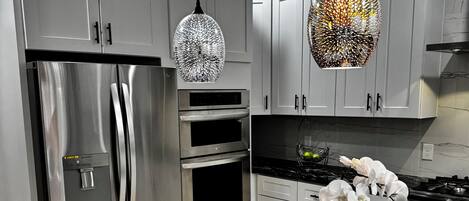 Micro-ondes, four, plaque de cuisson, lave-vaisselle