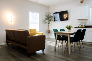 Dining - New Build: Downtown WS - Minutes to Universities - No Stairs (Winston-Salem)