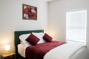 Iron/ironing board, free WiFi, bed sheets, wheelchair access - New Build: Downtown WS - Minutes to Universities - No Stairs (Winston-Salem)