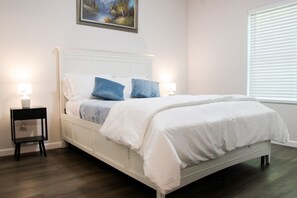 Tabla de planchar con plancha, wifi gratis y ropa de cama 