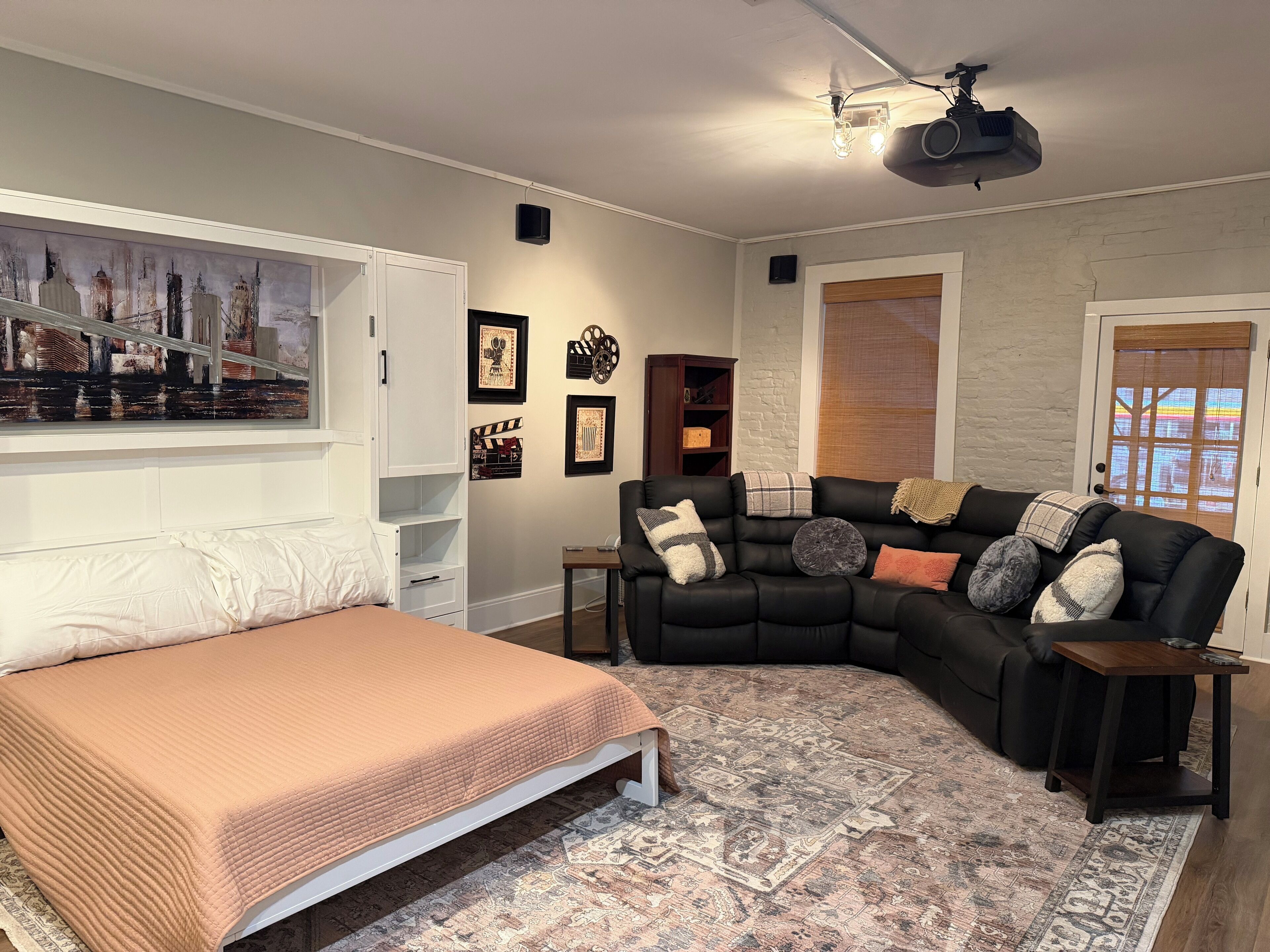 Escritorio, tabla de planchar con plancha, wifi gratis y ropa de cama 