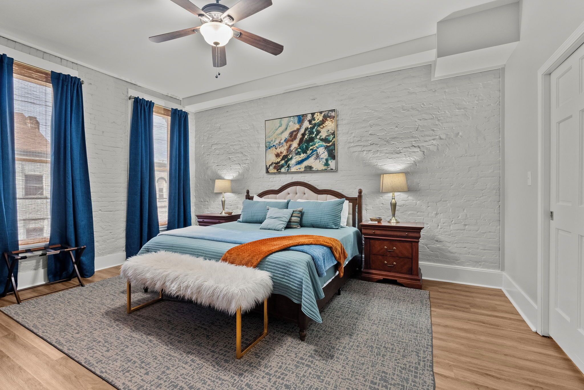 Een bureau, een strijkplank/strijkijzer, gratis wifi, beddengoed