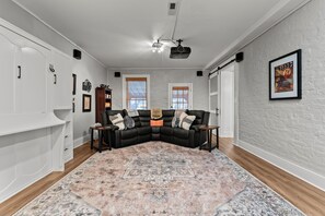 Smart-tv, eldstad och böcker