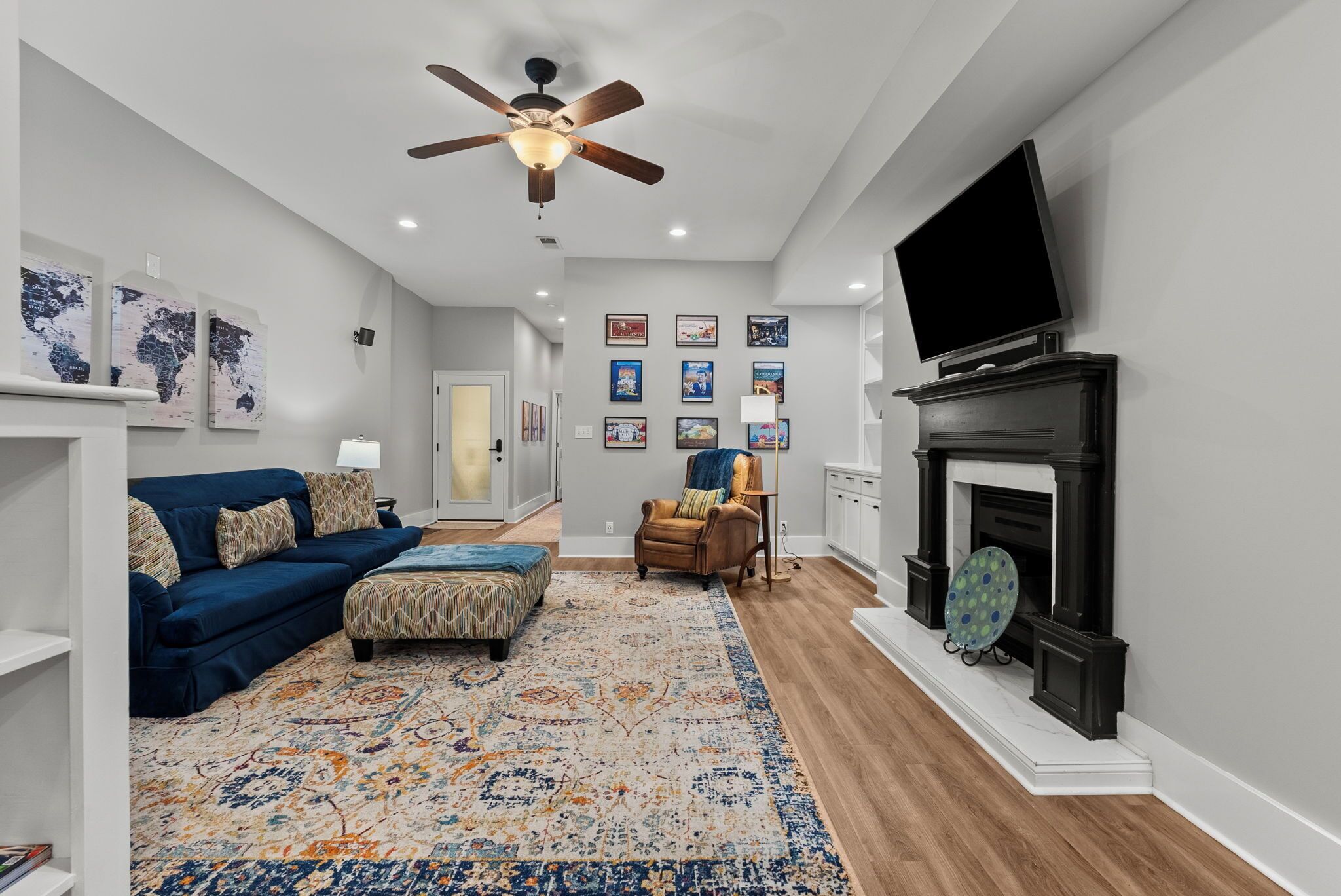 Smart-tv, een open haard en boeken