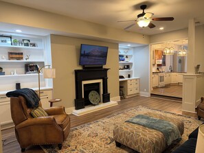 Smart TV, caminetto, libri