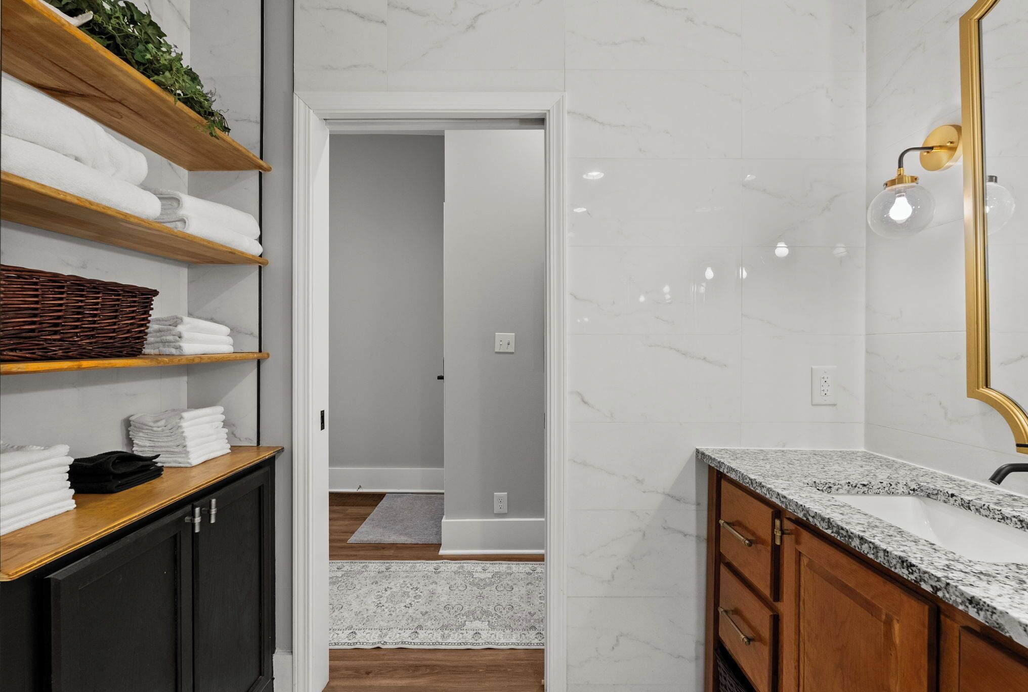 Een haardroger, handdoeken, zeep, shampoo