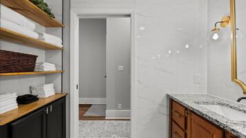 Een haardroger, handdoeken, zeep, shampoo