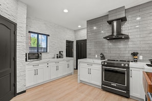 Fridge, microwave, oven, stovetop - Luxury Home in Downtown Sarasota, Heated Pool, Minutes to Siesta Key & Longboat. (Sarasota)