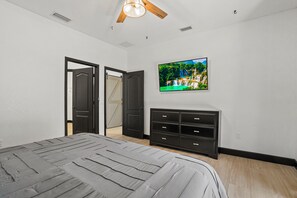 3 bedrooms, desk, travel cot, free WiFi - Luxury Home in Downtown Sarasota, Heated Pool, Minutes to Siesta Key & Longboat. (Sarasota)