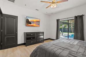 3 bedrooms, desk, travel cot, free WiFi - Luxury Home in Downtown Sarasota, Heated Pool, Minutes to Siesta Key & Longboat. (Sarasota)