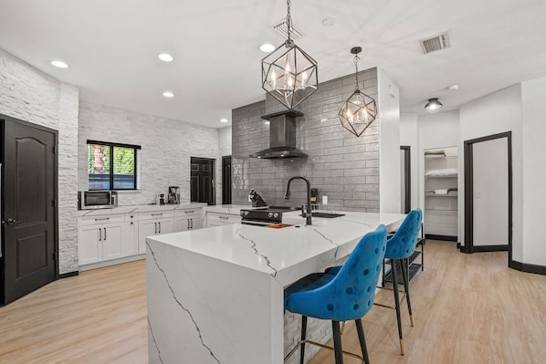 Fridge, microwave, oven, stovetop - Luxury Home in Downtown Sarasota, Heated Pool, Minutes to Siesta Key & Longboat. (Sarasota)