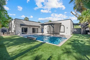 Outdoor pool, a heated pool - Luxury Home in Downtown Sarasota, Heated Pool, Minutes to Siesta Key & Longboat. (Sarasota)