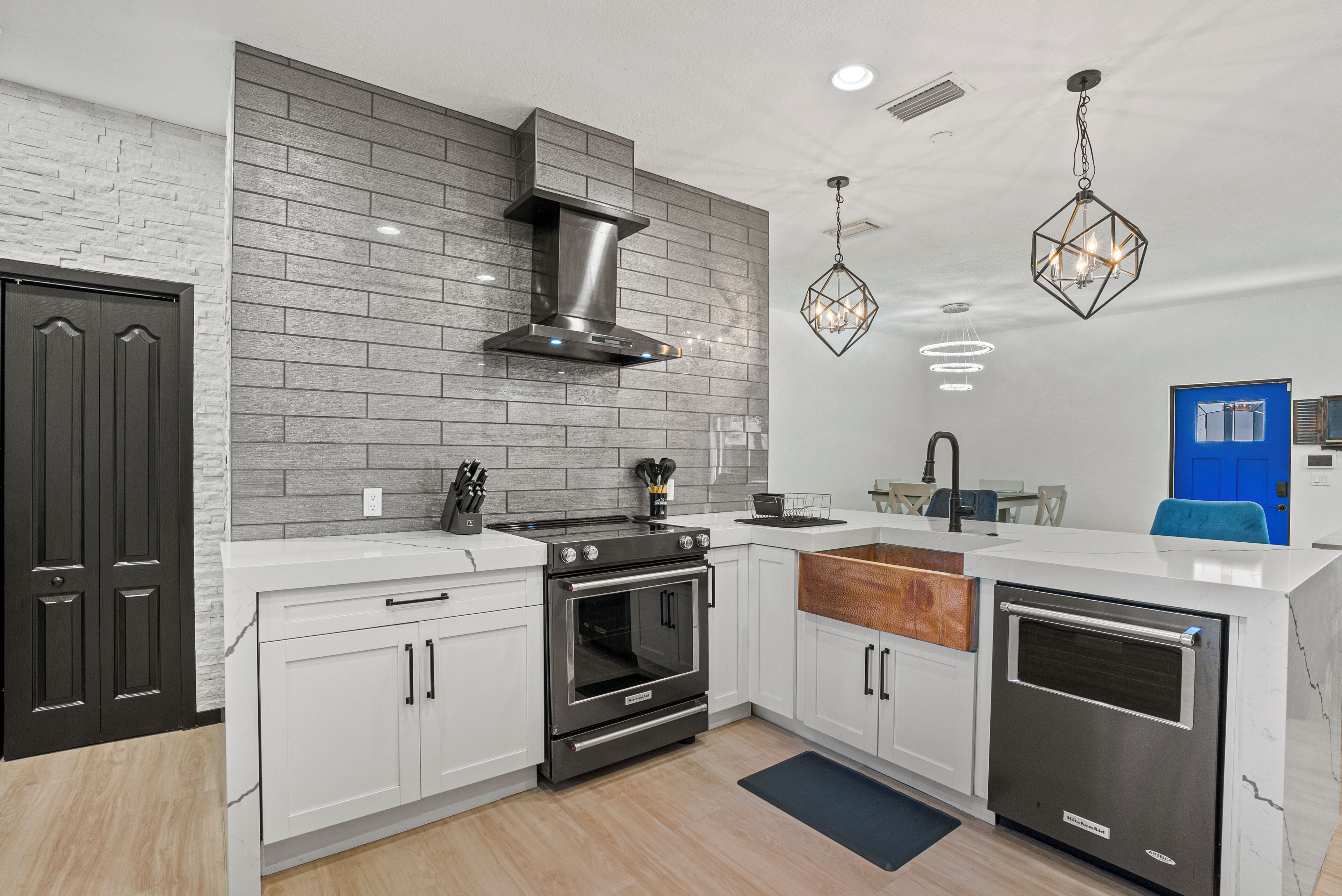 冷蔵庫、電子レンジ、オーブン、コンロ