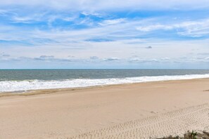 On the beach - Sunskipper D9 - Oceanfront condo with Private Decks! (Carolina Beach)