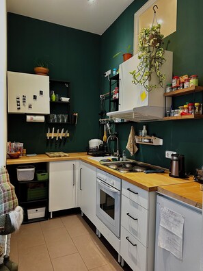 Réfrigérateur, un four, surface de cuisson, cafetière-théière