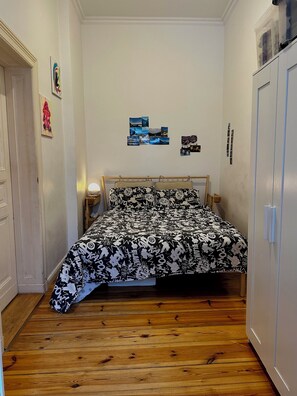 1 bedroom, desk, iron/ironing board, free WiFi - Quiet Altbau 2-Room Apartment with Terrace | Central Berlin near Parks & S-Bahn (Berlin)