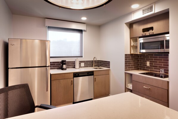 ตู้นิรภัยในห้องพัก, โต๊ะทำงาน, ผ้าม่านกันแสง, เตารีด/โต๊ะรีดผ้า