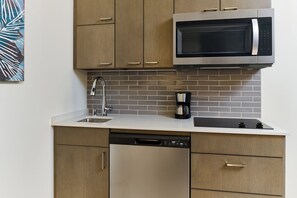 Suite, 1 slaapkamer, keuken (Balcony) | Een kluis op de kamer, een bureau, verduisterende gordijnen