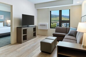 Suite, 1 slaapkamer, keuken (Balcony) | Een kluis op de kamer, een bureau, verduisterende gordijnen