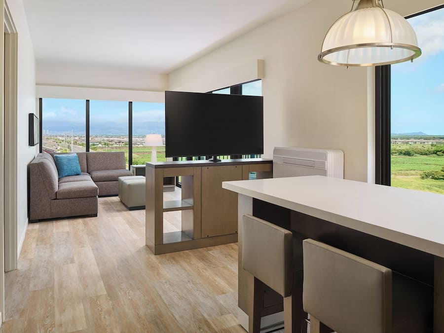 Suite, 1 slaapkamer, keuken (Balcony, 2 Queen bed and 1 Sofa bed) | Een kluis op de kamer, een bureau, verduisterende gordijnen