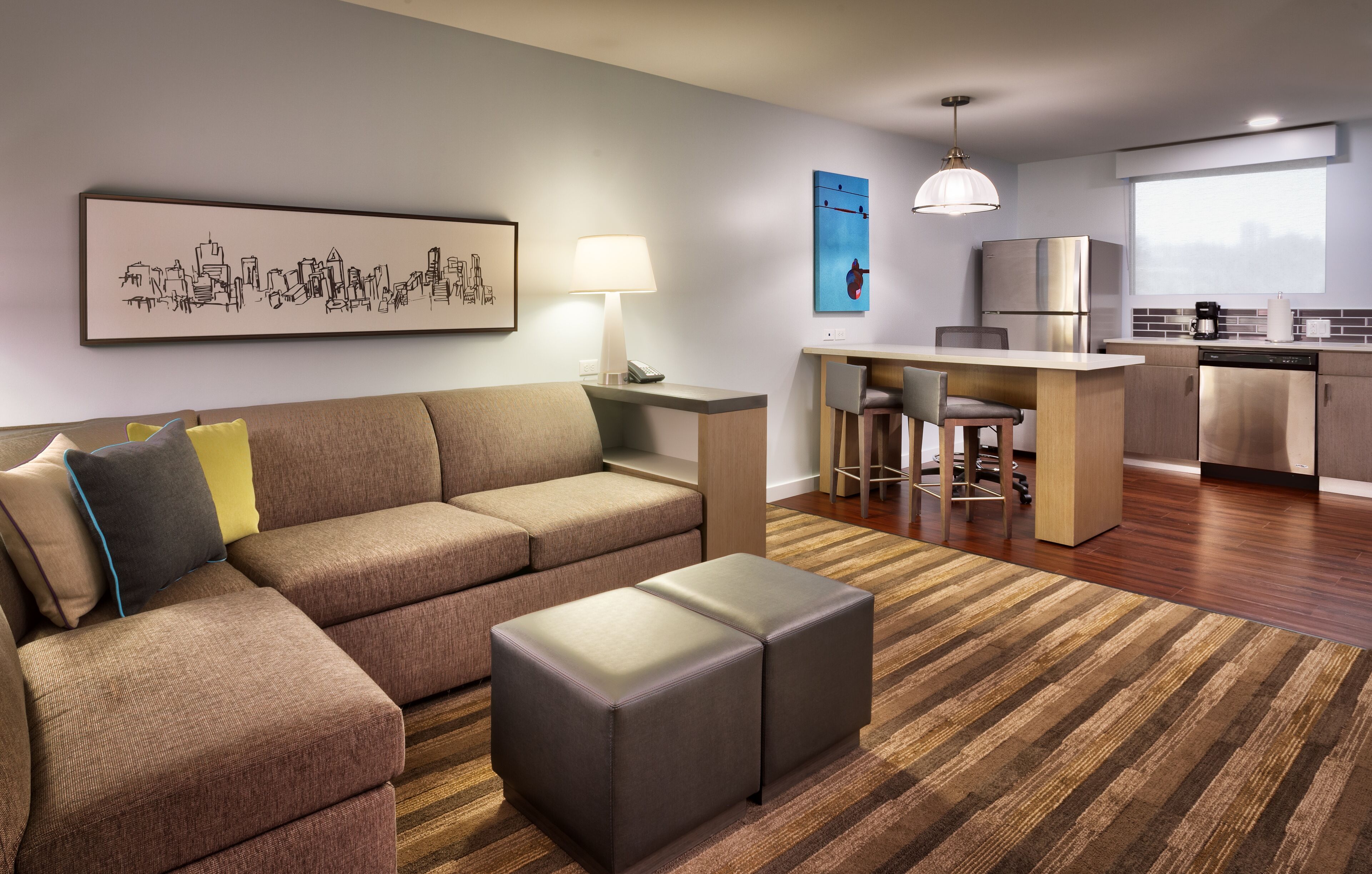 객실 내 금고, 책상, 암막 커튼, 다리미/다리미판