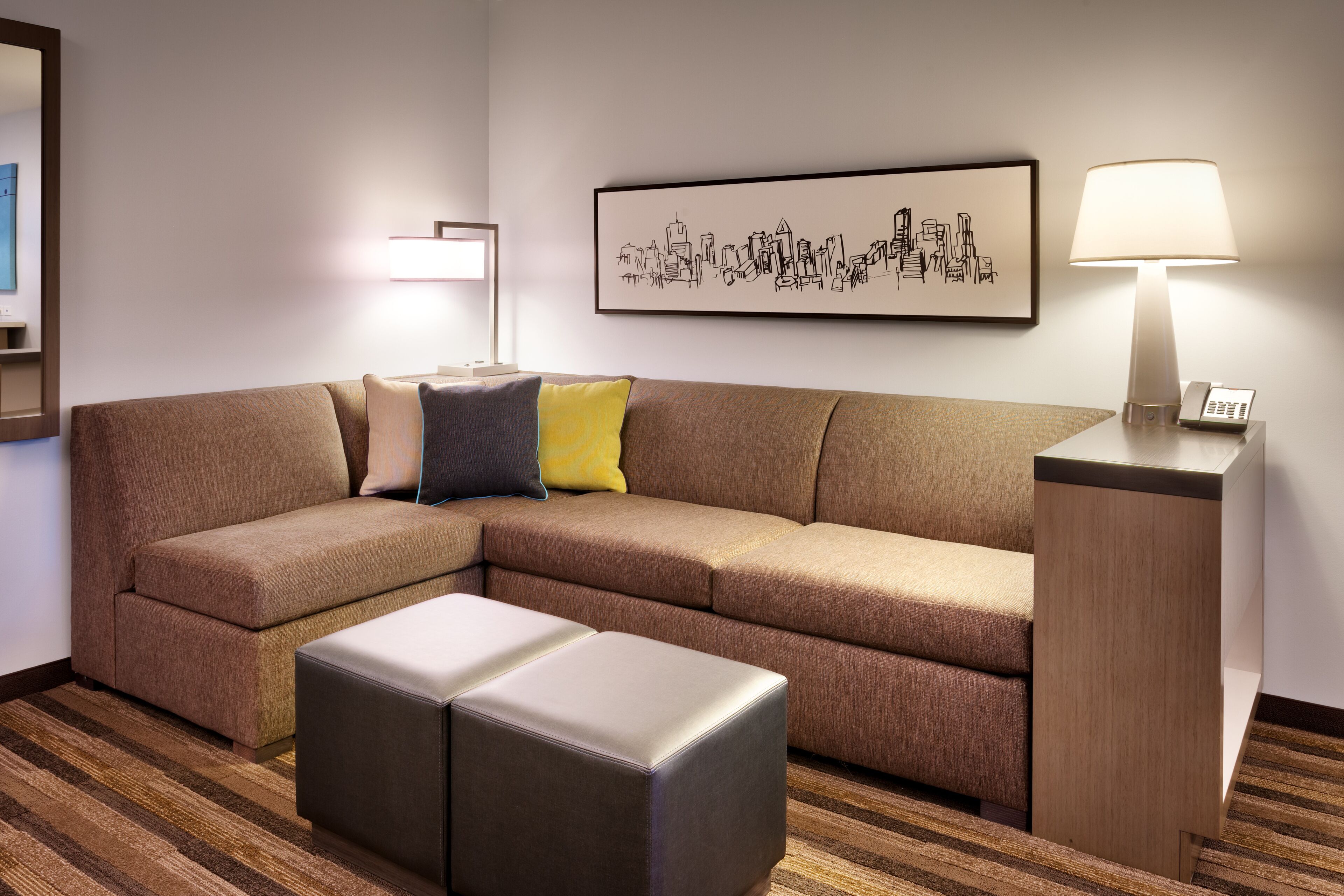 Caixa forta a l'habitació, escriptori i cortines opaques 