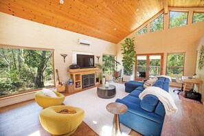 Smart TV, fireplace, books - Oak & Vine: Pool | Hot Tub | Fire Table | BBQ (Glen Ellen)
