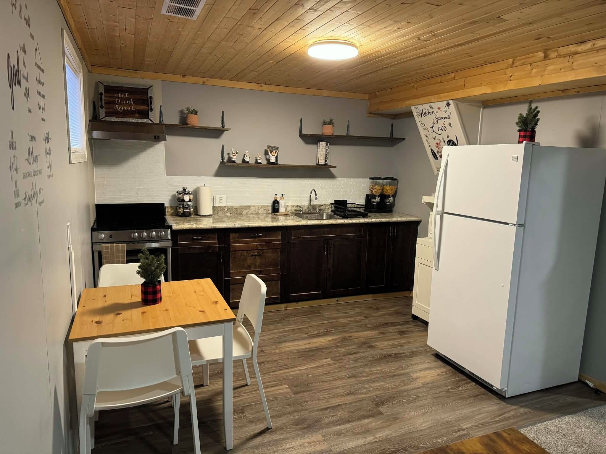 Kylskåp, mikrovågsugn, ugn och spishäll