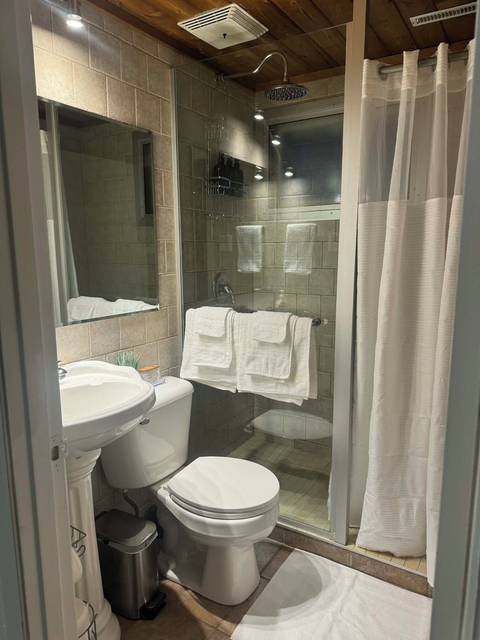 Ein modernes Badezimmer mit Dusche, Toilette und Waschbecken.
