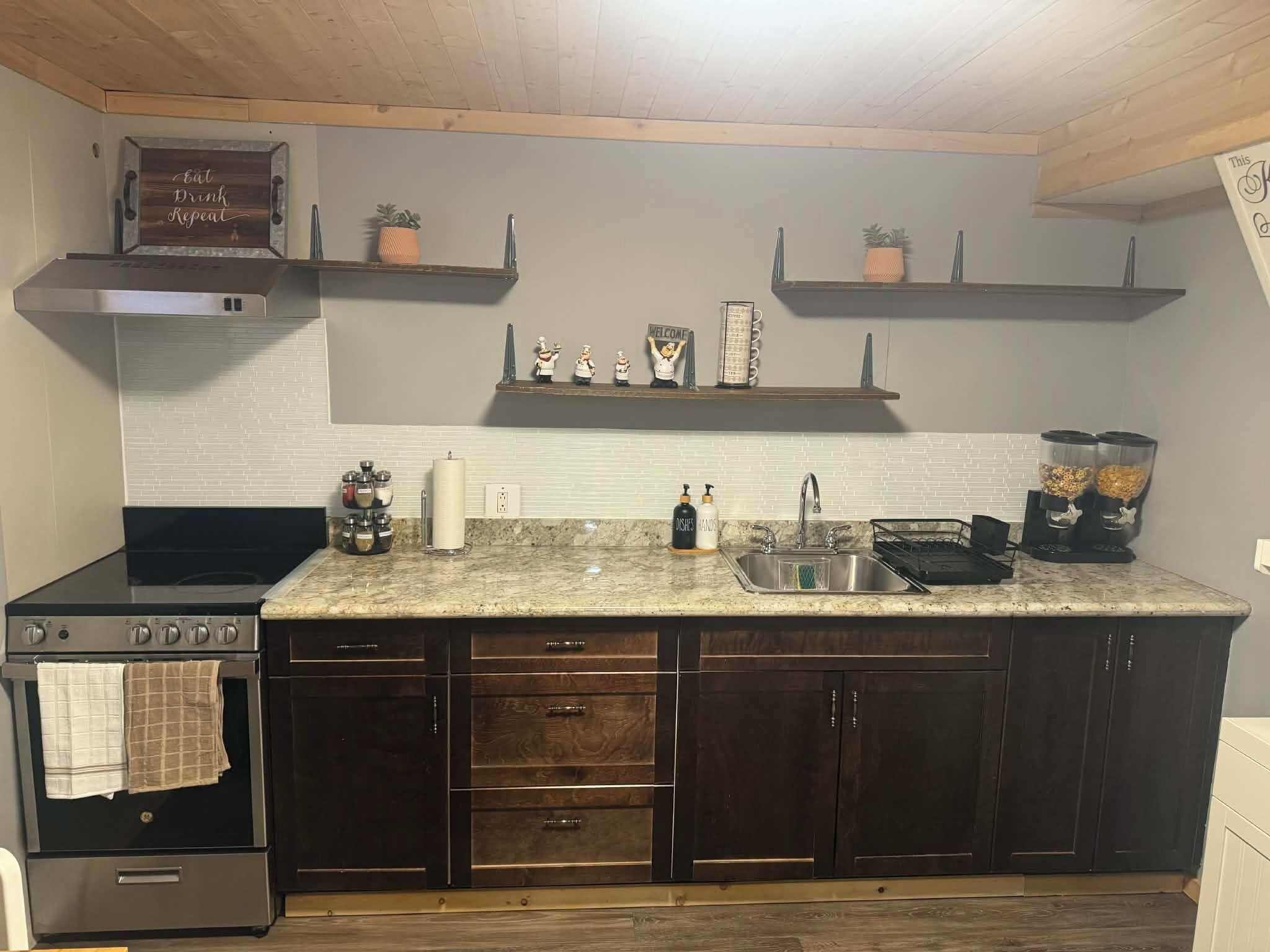 Refrigerador, microondas, horno y parrilla de estufa 