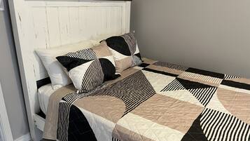 3 habitaciones, tabla de planchar con plancha, wifi y ropa de cama