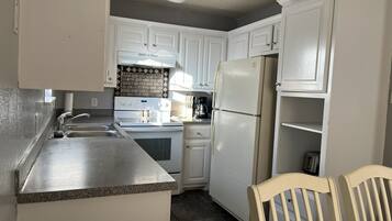 Refrigerador, microondas, parrilla de estufa y lavavajillas