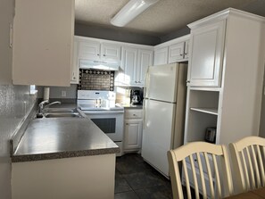 Refrigerador, microondas, parrilla de estufa y lavavajillas 