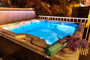 Outdoor spa tub - Flip Flop Oasis · Hot Tub, Pool & Private Beach Access (Gulf Shores)