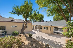 Exterior - Perfect 1-bedroom house with AC in soothing Altadena - ADU (Altadena)