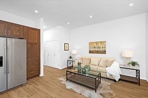 Living area - Perfect 1-bedroom house with AC in soothing Altadena - ADU (Altadena)