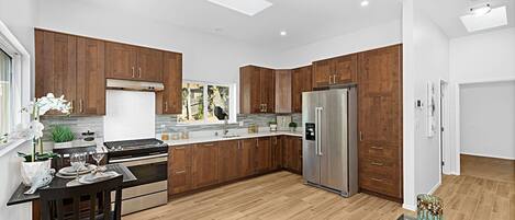 Microondas, horno, parrilla de estufa y lavavajillas