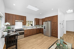 Microwave, oven, stovetop, dishwasher - Perfect 1-bedroom house with AC in soothing Altadena - ADU (Altadena)