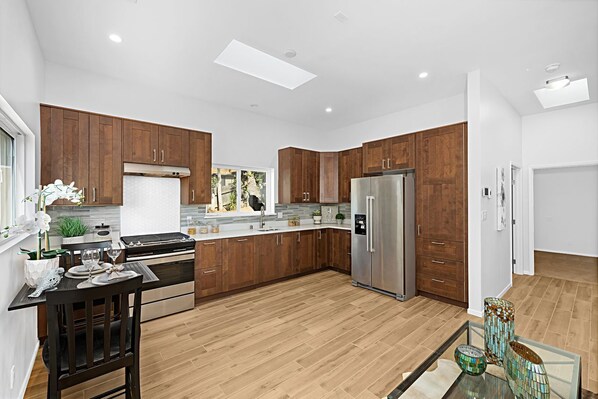 Microwave, oven, stovetop, dishwasher - Perfect 1-bedroom house with AC in soothing Altadena - ADU (Altadena)