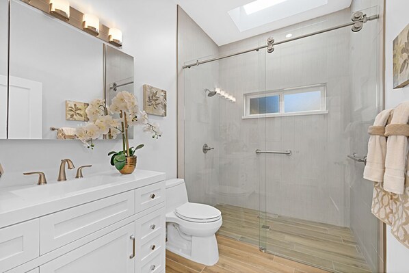 Shower, towels, soap, toilet paper - Perfect 1-bedroom house with AC in soothing Altadena - ADU (Altadena)