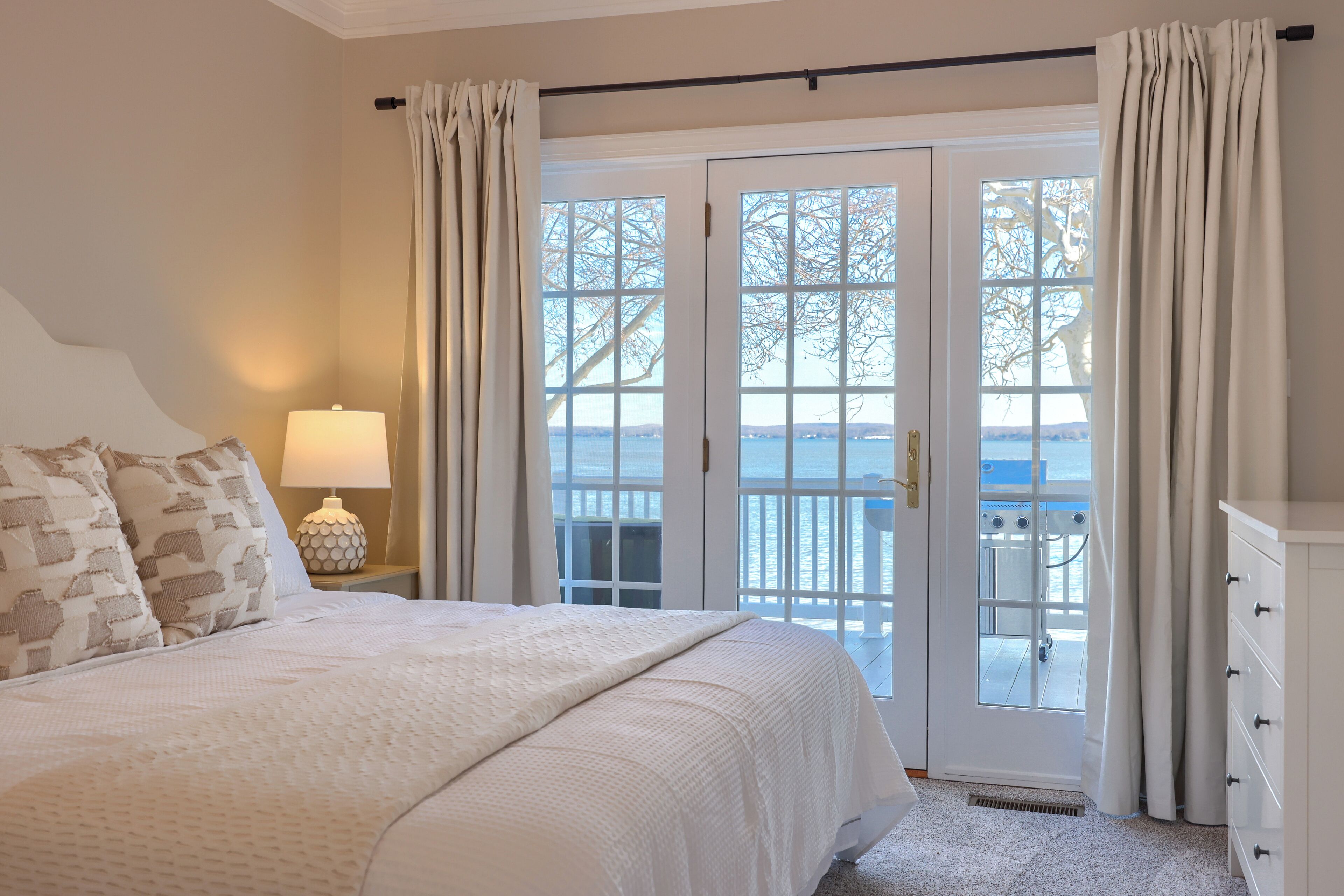 Fer et planche à repasser, lit parapluie, Wi-Fi gratuit, draps fournis