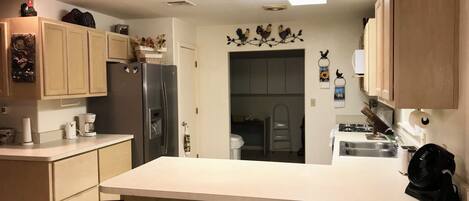 雪櫃、微波爐、焗爐、爐具