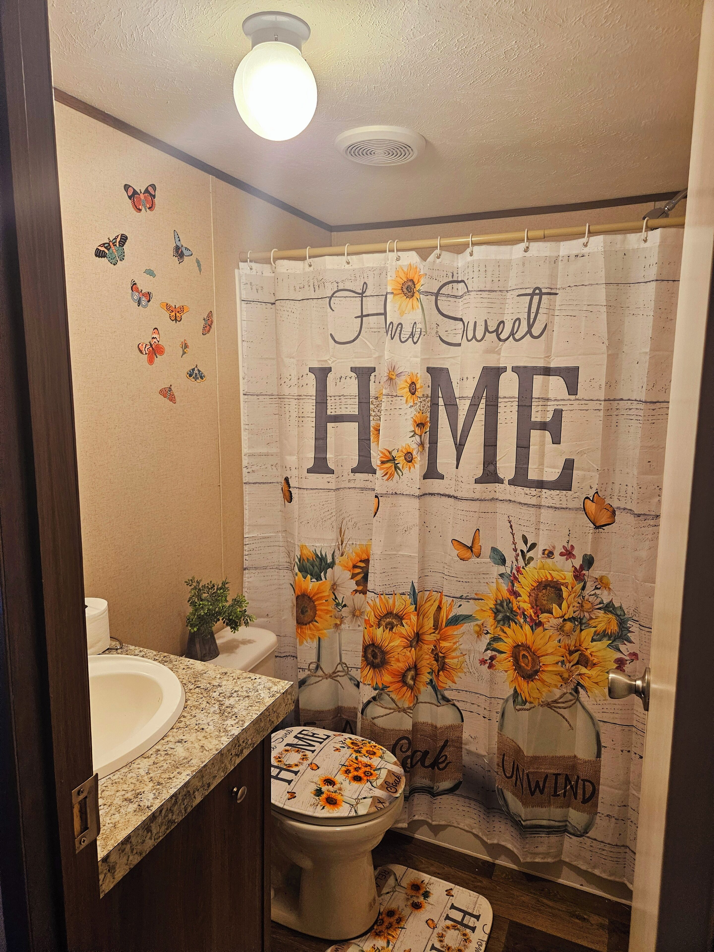 Hiustenkuivaaja, pyyhkeet, saippua, vessapaperi