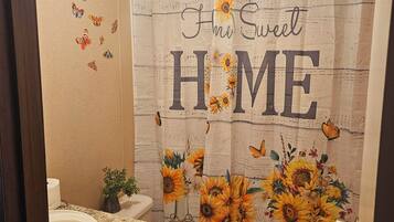 Hiustenkuivaaja, pyyhkeet, saippua, vessapaperi