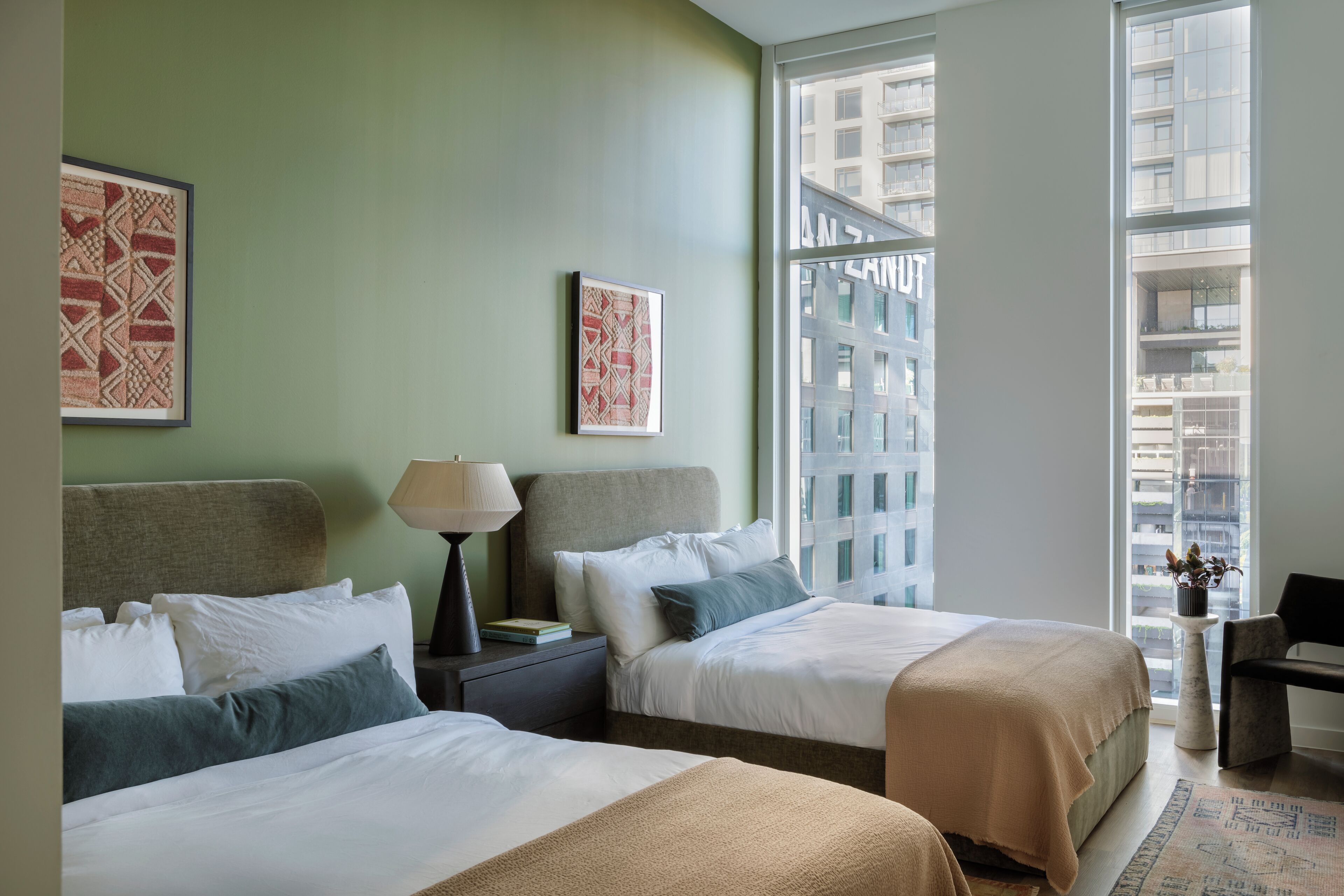 Three Bedroom Apt with Double Queen | ตู้นิรภัยในห้องพัก, เตารีด/โต๊ะรีดผ้า, Wi-Fi ฟรี