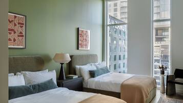 Three Bedroom Apt with Double Queen | Két bảo mật tại phòng, bàn ủi/dụng cụ ủi quần áo