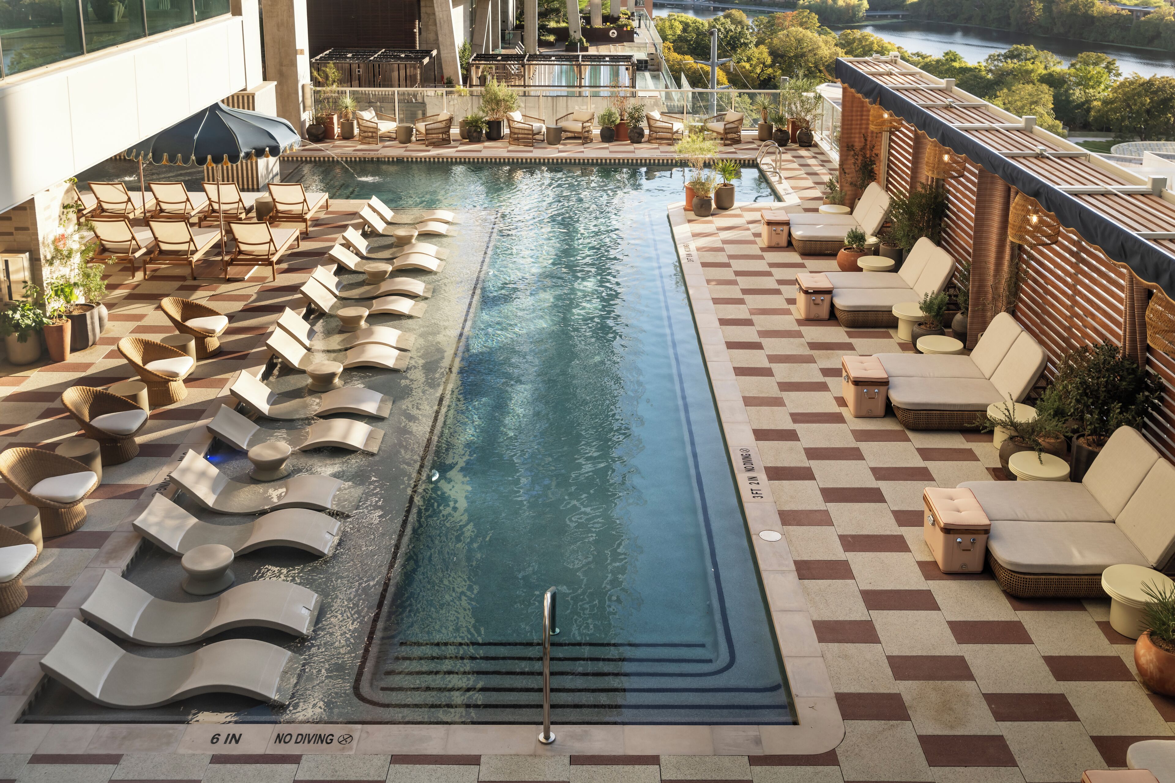 Una piscina al aire libre